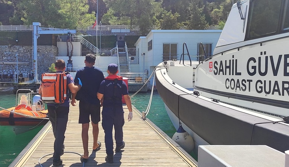 Fethiye açıklarında tıbbi tahliye: Sahil Güvenlik hastalanan kişiyi kurtardı