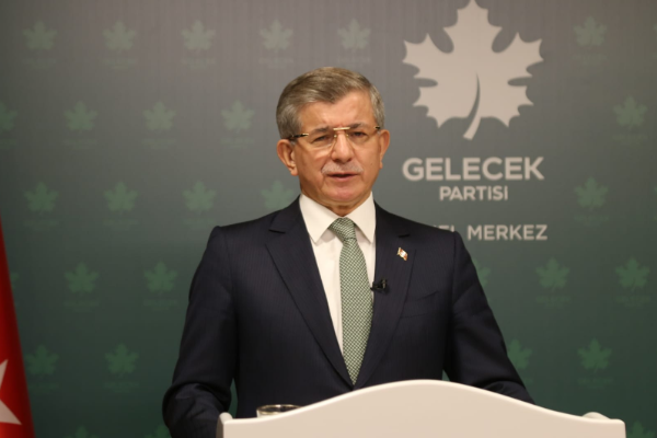 Ahmet Davutoğlu’ndan yeniden seçilen Özgür Özel’e tebrik mesajı