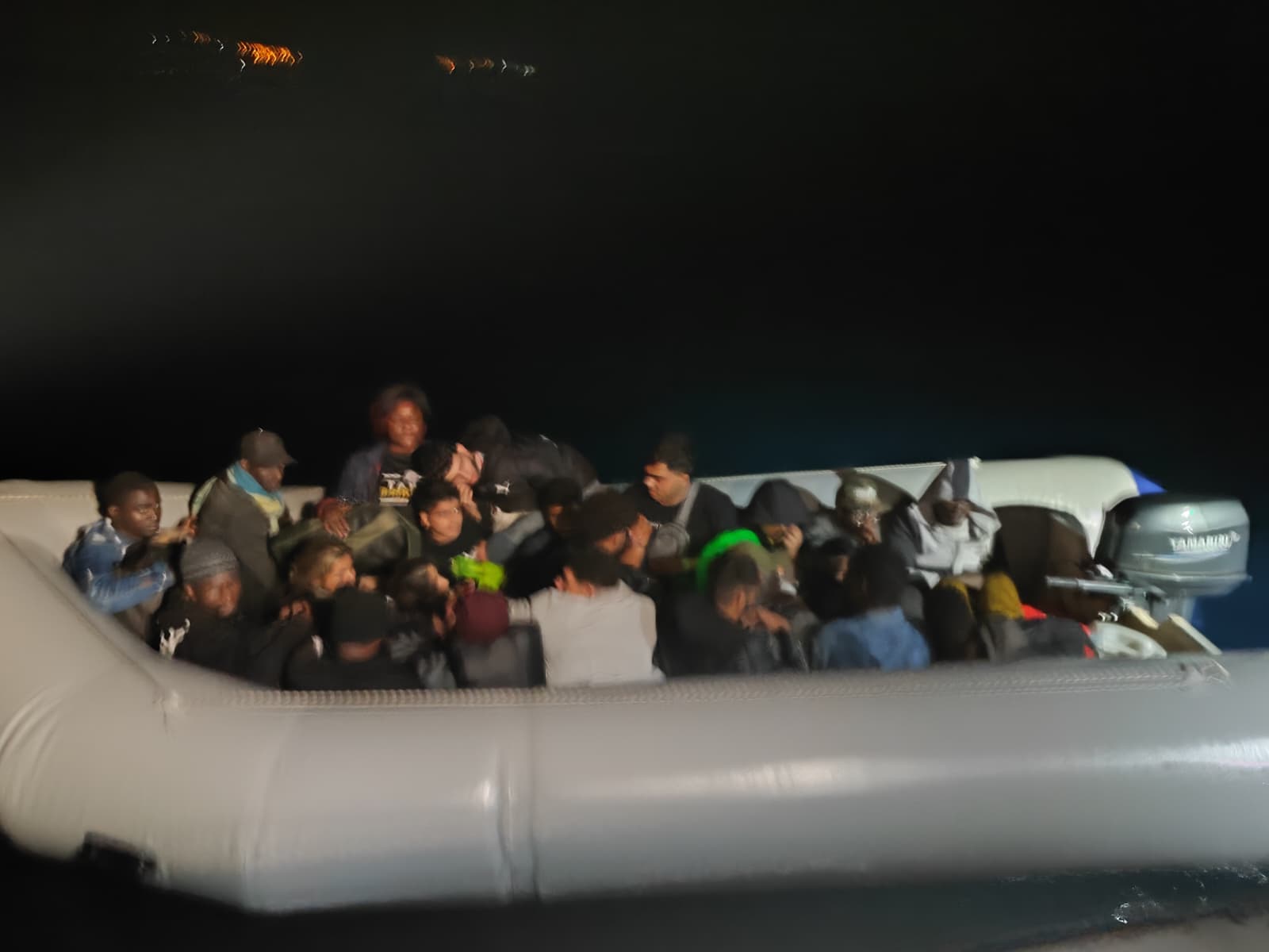 İzmir kıyılarında göçmen hareketliliği: Bir günde 22’si çocuk 57 göçmen yakalandı