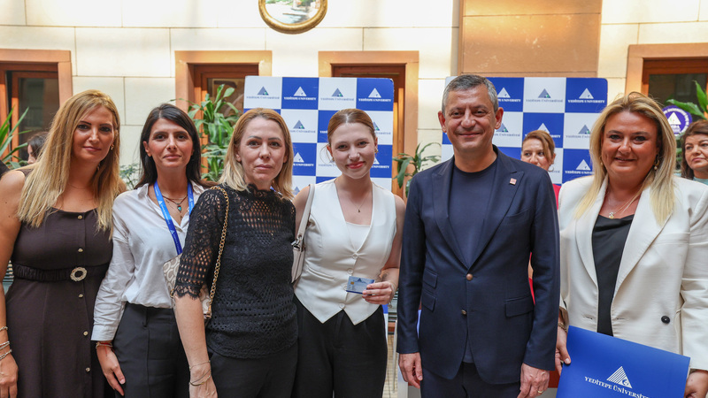 CHP Lideri Özgür Özel, Nehir Zeyrek’in Üniversite kayıt heyecanına ortak oldu