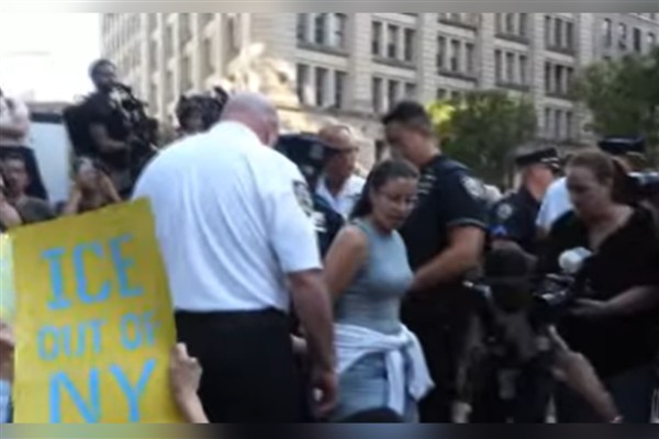 Federal ajanlar, Chicago Ice protestosunu dağıtmak için biber gazı kullandı