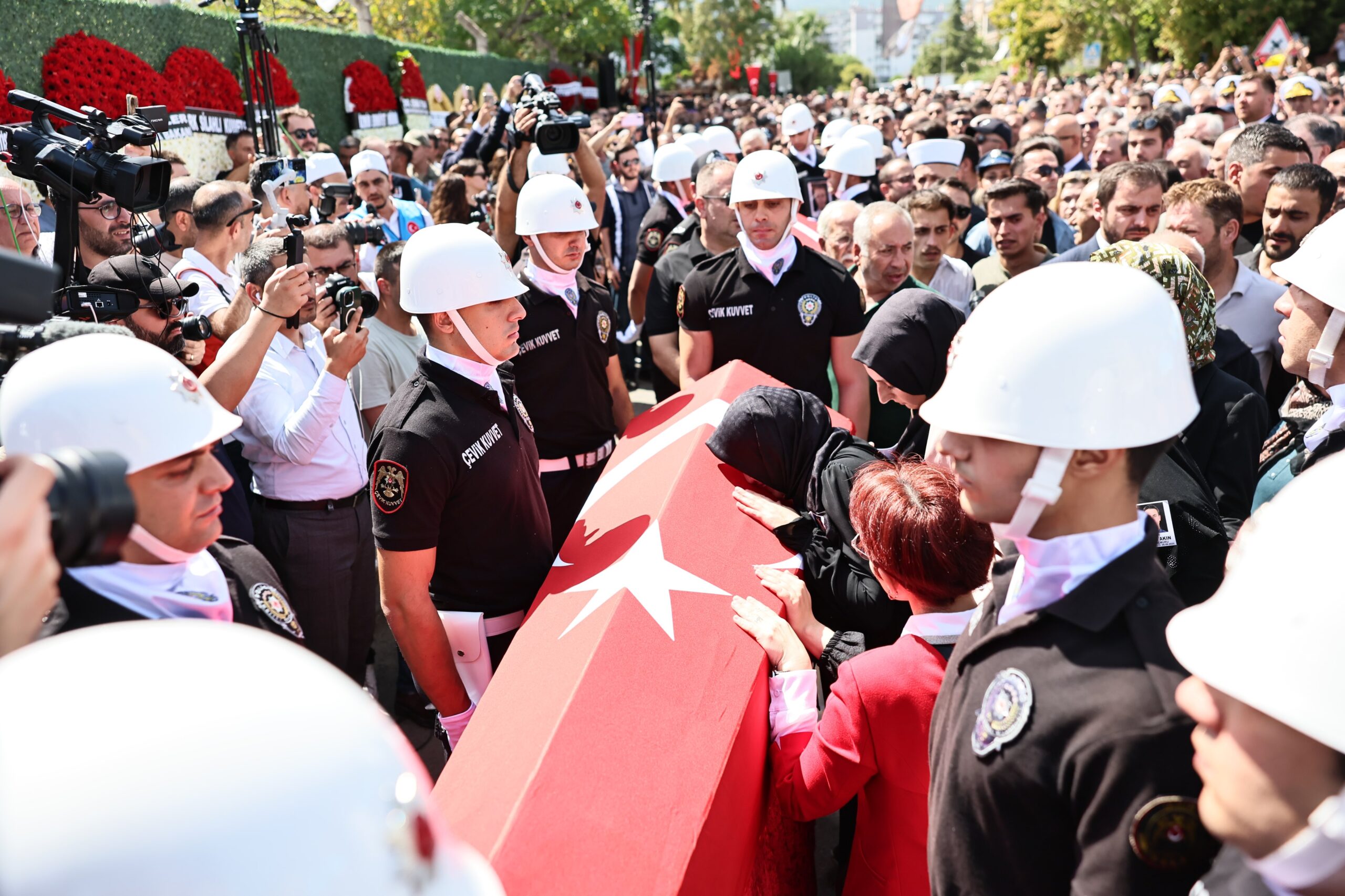 İzmir’de şehit düşen polisler gözyaşlarıyla uğurlandı: Cenaze namazını şehidin imam babası kıldırdı