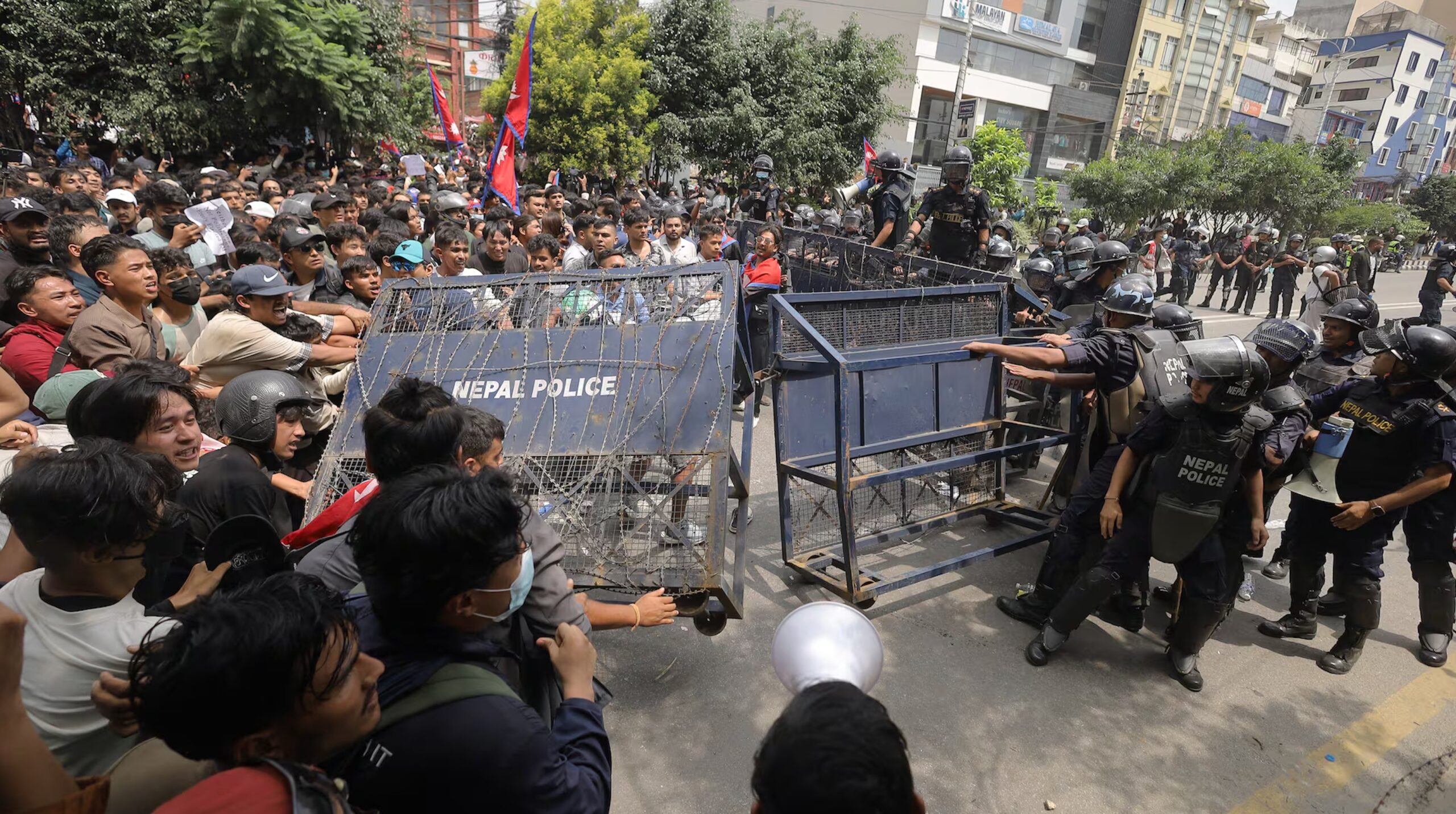 Nepal’de 48 saatlik kaos: Hükümet devrildi, 30 ölü, Binden fazla yaralı