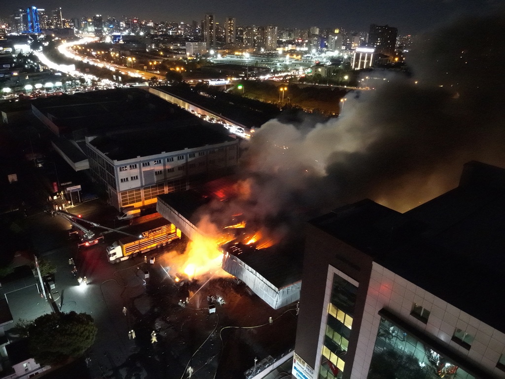 Başakşehir’deki sanayi sitesi yangını kontrol altına alındı