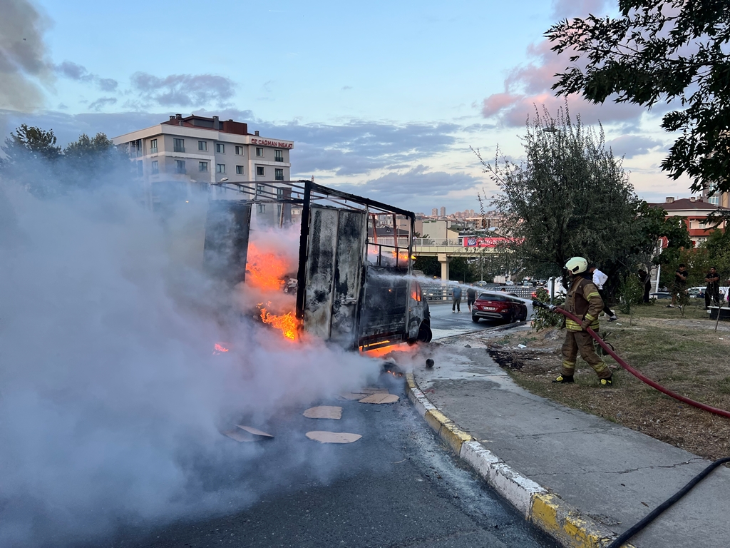 Küçükçekmece’de park halindeki araç alev alev yandı