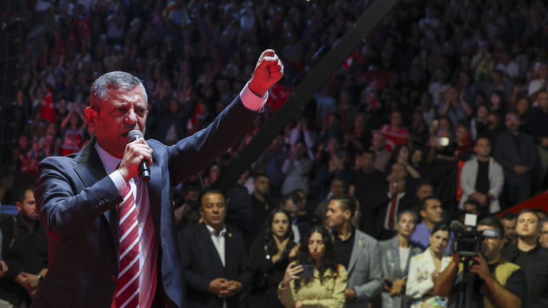 Özgür Özel’den Çağrı: “Tüm partilileri İstanbul’daki Baba ocağına sahip çıkmaya davet ediyorum”