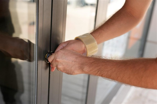 Alanya’da skandal: Tarihi geçmiş yumurta ve bebek maması satan zincir marketler mühürlendi