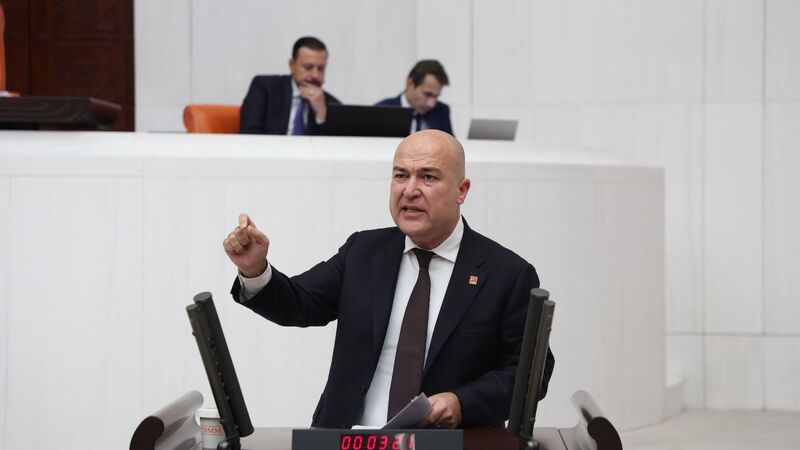 CHP’li Murat Bakan, Yerlikaya’ya sordu: “Polis barikatını taşıyan plakasız araçlar ve yabancılar kim?”