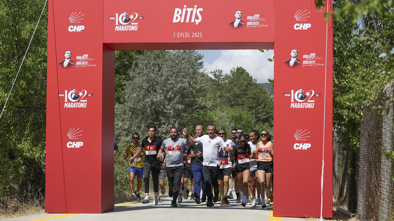 CHP Lideri Özel, 102. Yıl Koşusu’nda Gençlerle Koştu ve Erdoğan’a meydan okudu: “100 metreyi birlikte koşalım”