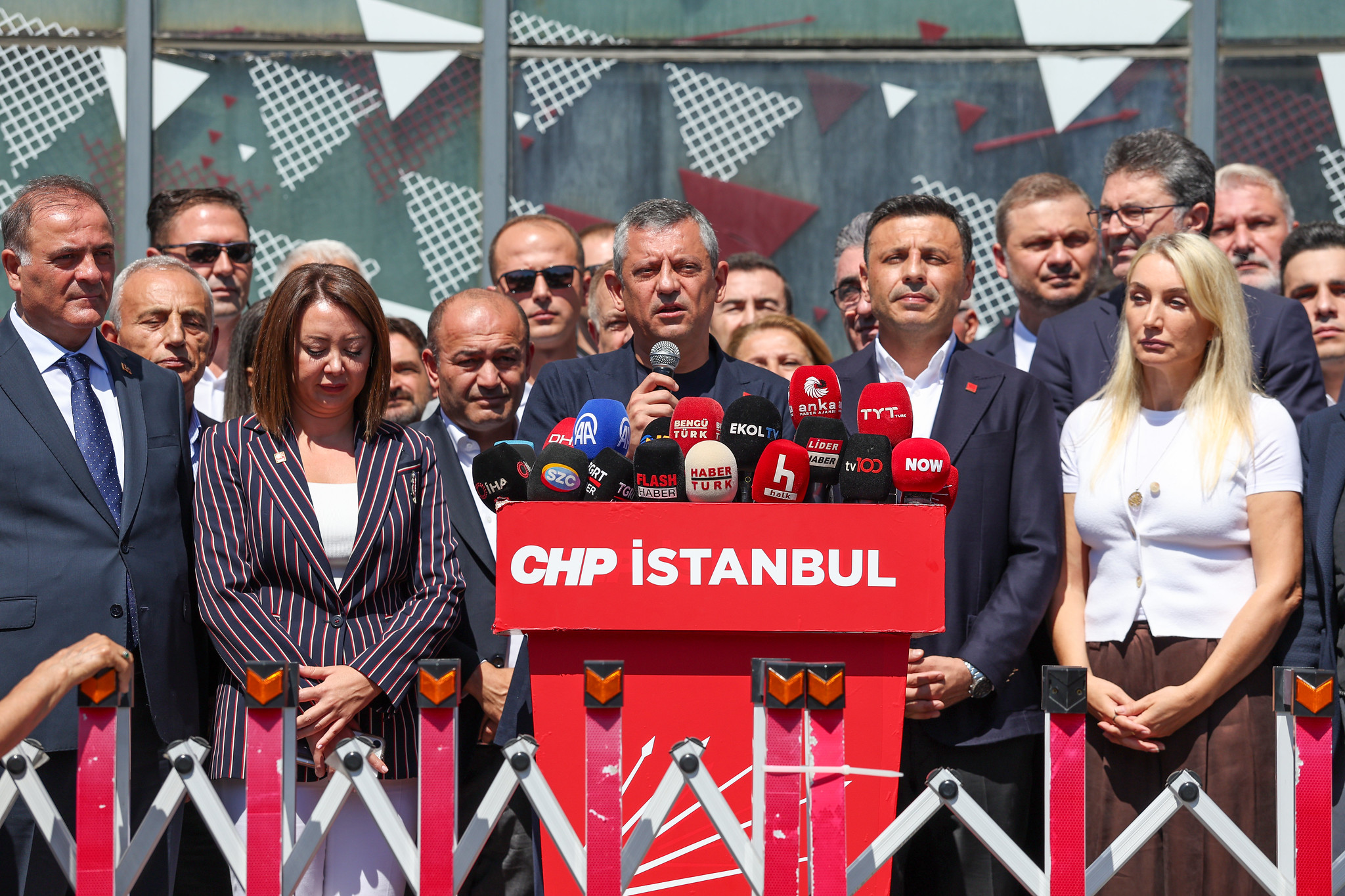 Özgür Özel’den tüm İstanbullulara çağrı: “Bu akşam sandığa sahip çıkmak için Zeytinburnu’ndayız”