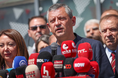 CHP’de yargı kararına karşı kenetlenme: Muhalif delegeler de Özgür Çelik İçin Noterde imza verdi