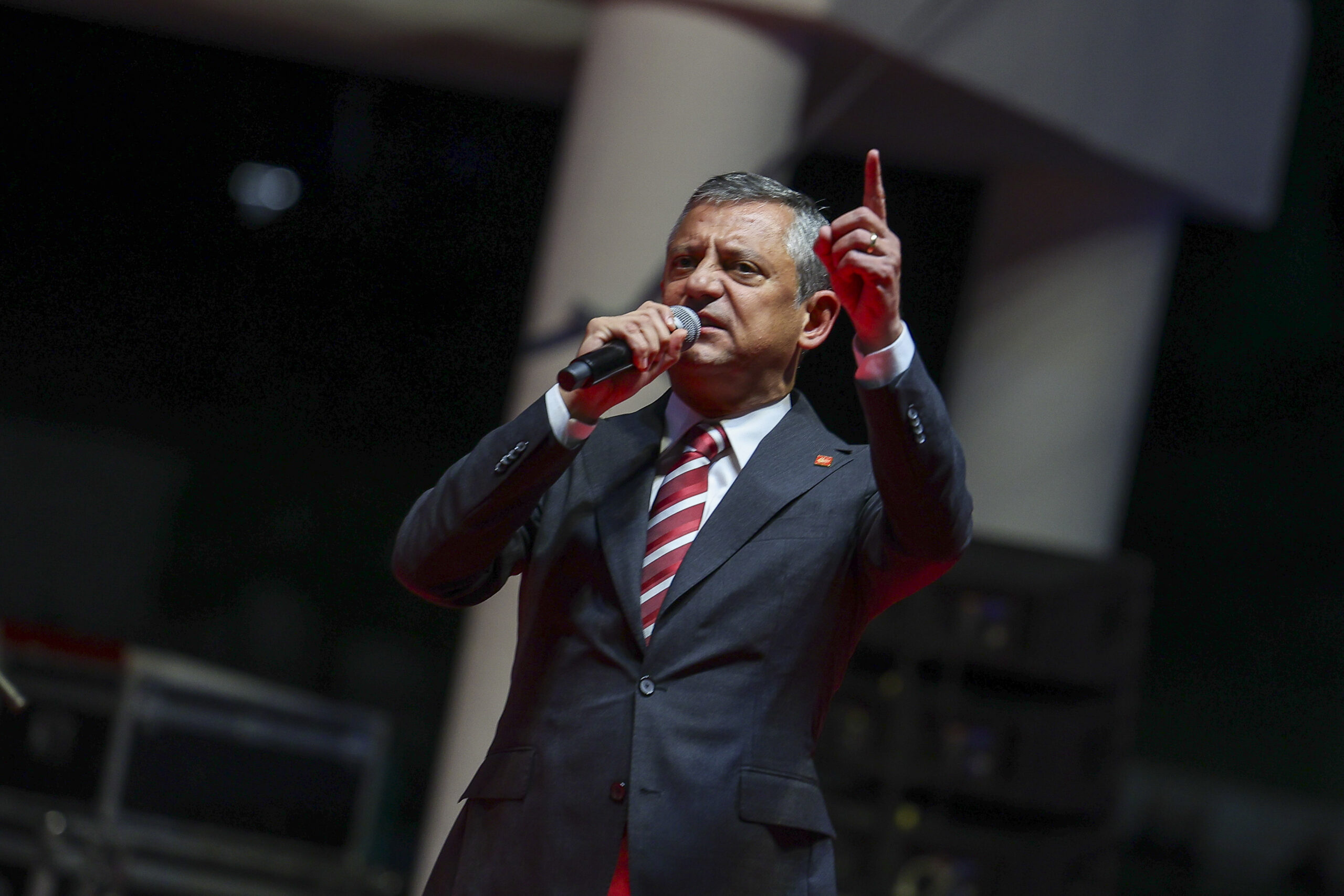 Özgür Özel’den Bakan Yerlikaya’ya gece yarısı yanıtı: “Evimizin önünden derhal çekilin!”