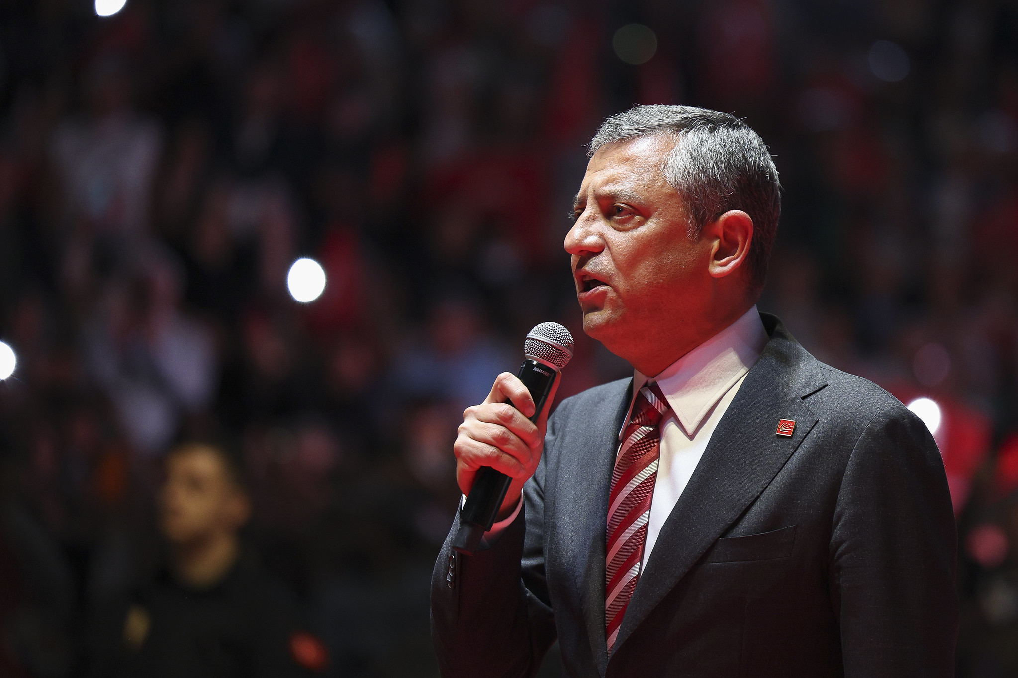 Özgür Özel’den sert çıkış: “Baba evimizi polis kuşatması altına alanlara yazıklar olsun”