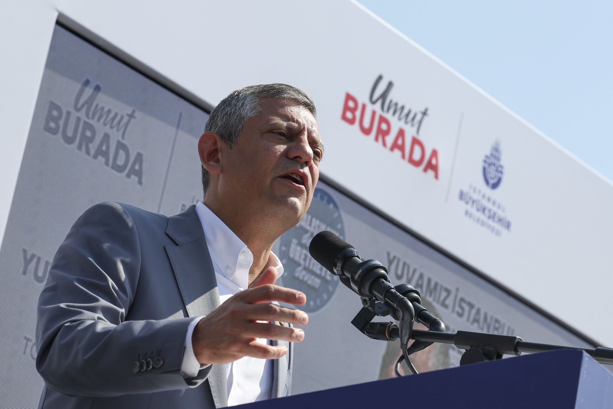 Özgür Özel’den İktidara sert mesaj: “Saraydaki tasa içinde, Silivri’de olanın morali yüksek; Biri gidiyor, Biri geliyor”