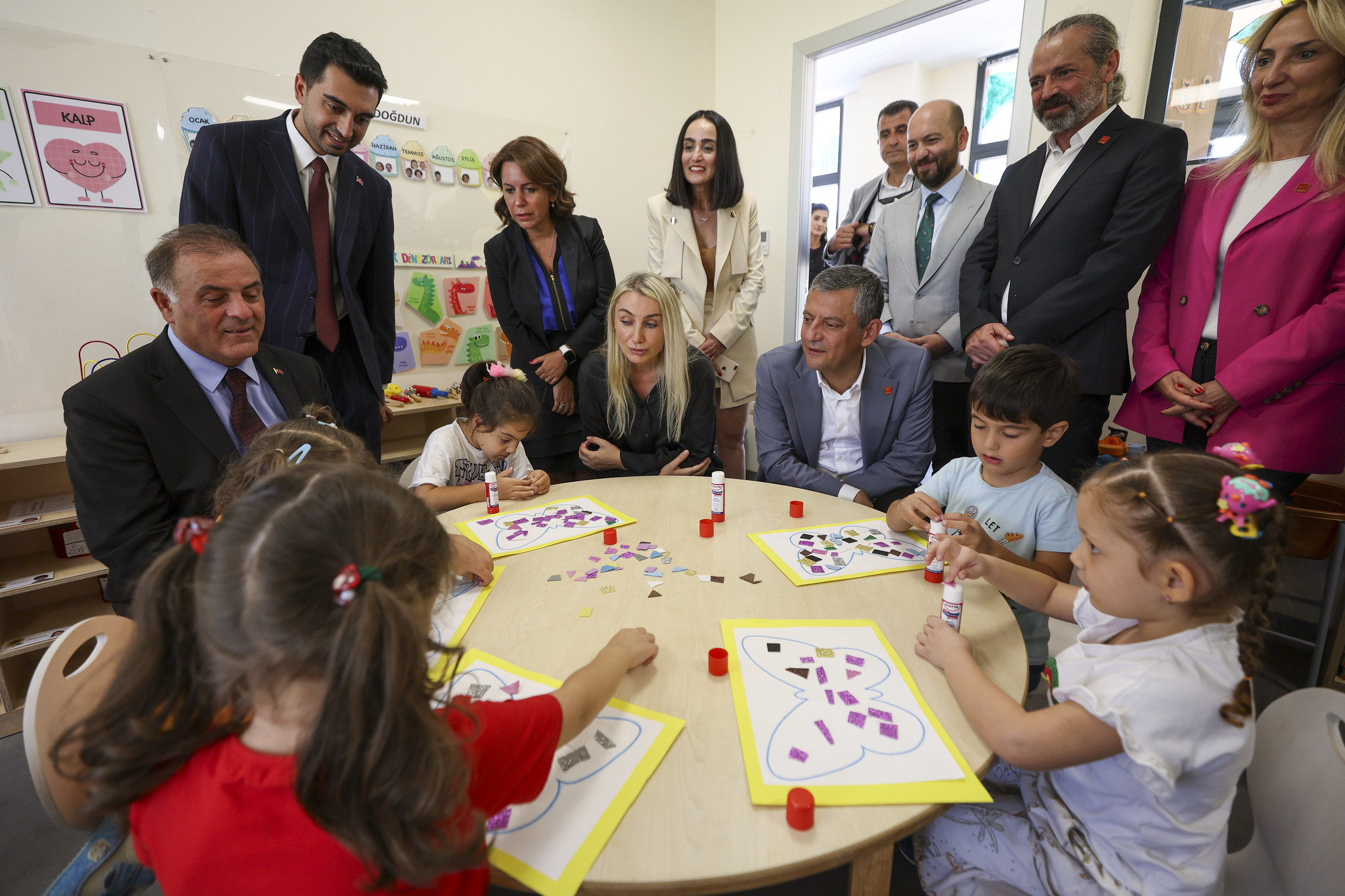 Özgür Özel: “15 Temmuz gibi karşımıza çıkmasın diye yurtları biz yapıyoruz”