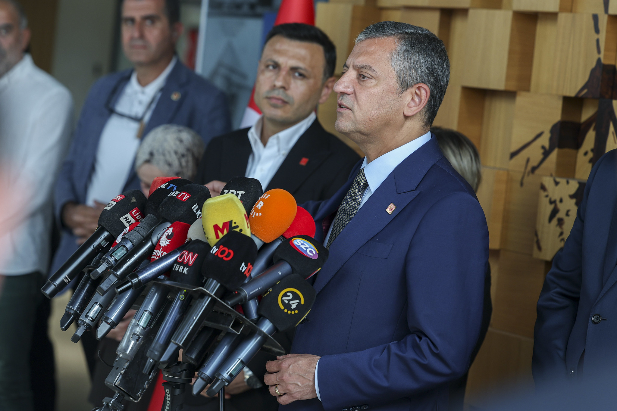 Özgür Özel’den basın emekçilerine destek: “Muhabirlere asla kimse tepki göstermesin”