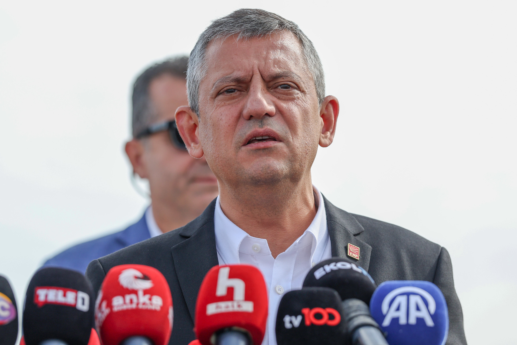 Özgür Özel’den iktidara mesaj: “Anketlerde 50 yıl sonra birinci partiyiz, Uğraşmayın parti küçülmez”