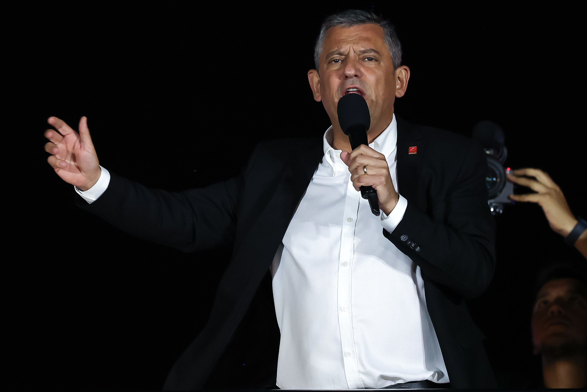 Özgür Özel’in Altın Hesabı: “Erdoğan olmasaydı emekliler 16 bin lira yerine 65 bin lira maaş alacaktı”