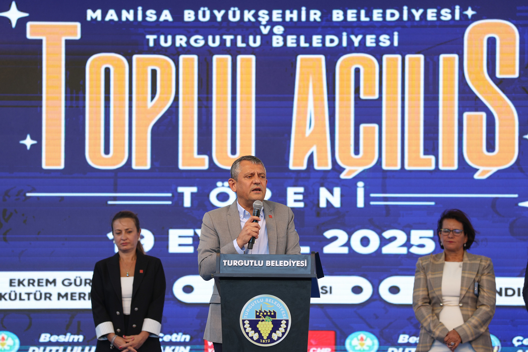 Özgür Özel’den İzmir’deki kooperatif mağdurlarına söz: “Bir tek mağdur bırakmayacağız”