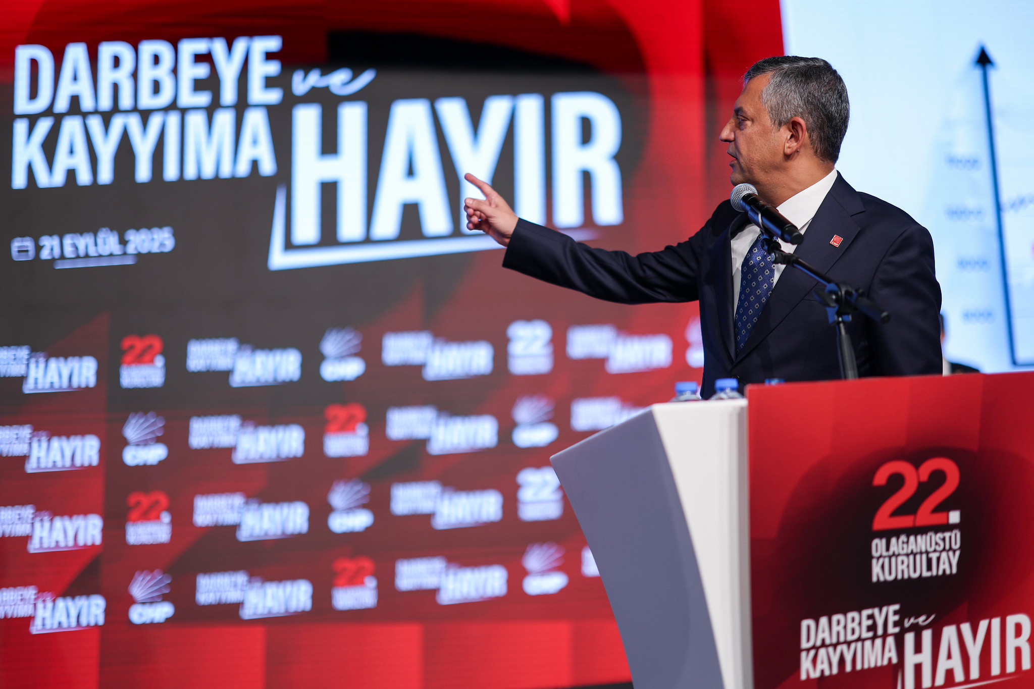 Özgür Özel’den tüm demokratlara birlik çağrısı: “Safları daha da sıklaştırmalıyız”