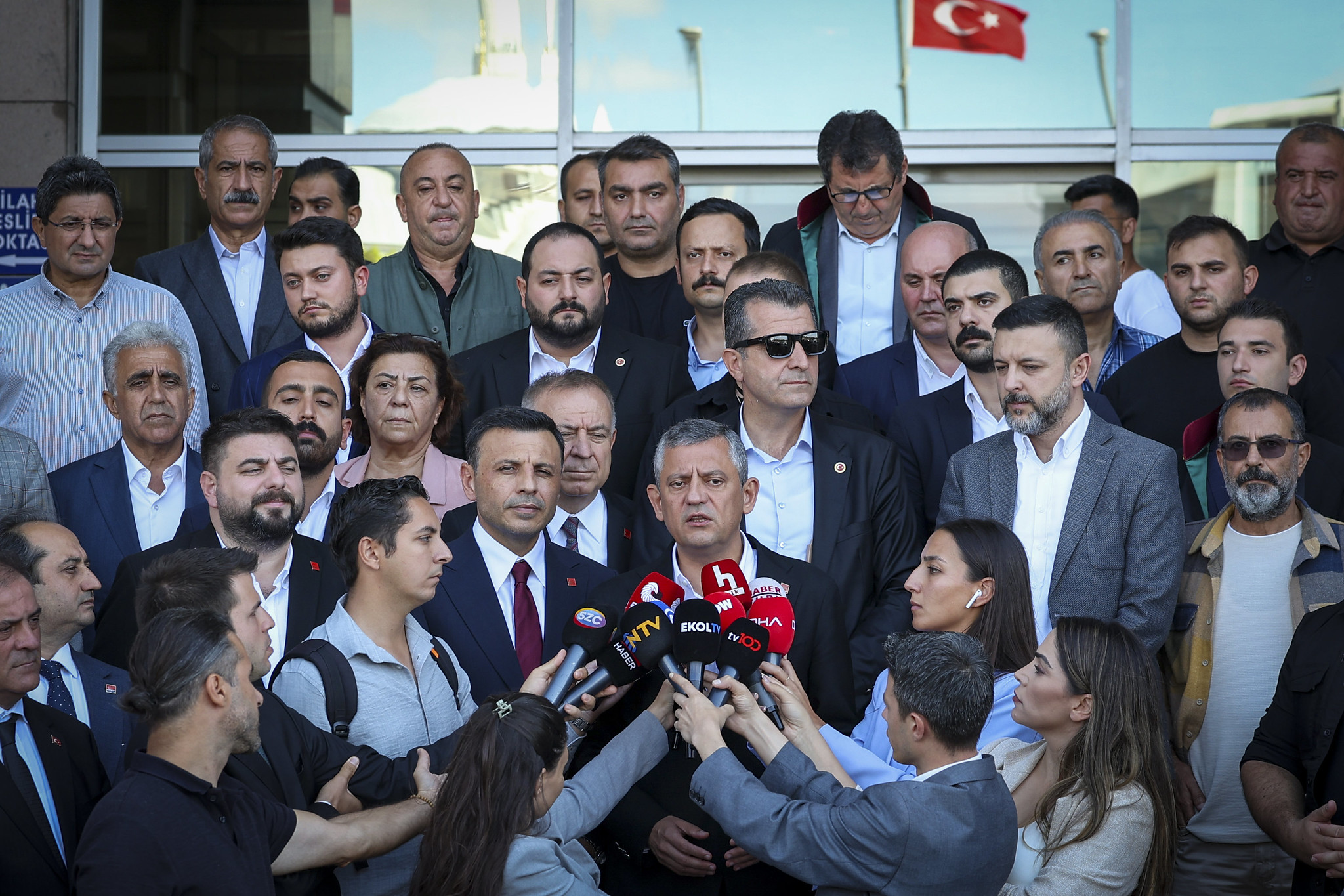 Özel’den Bayrampaşa için sert çıkış: “Siyasi yankesicilikle ele geçirmeye çalışıyorlar”