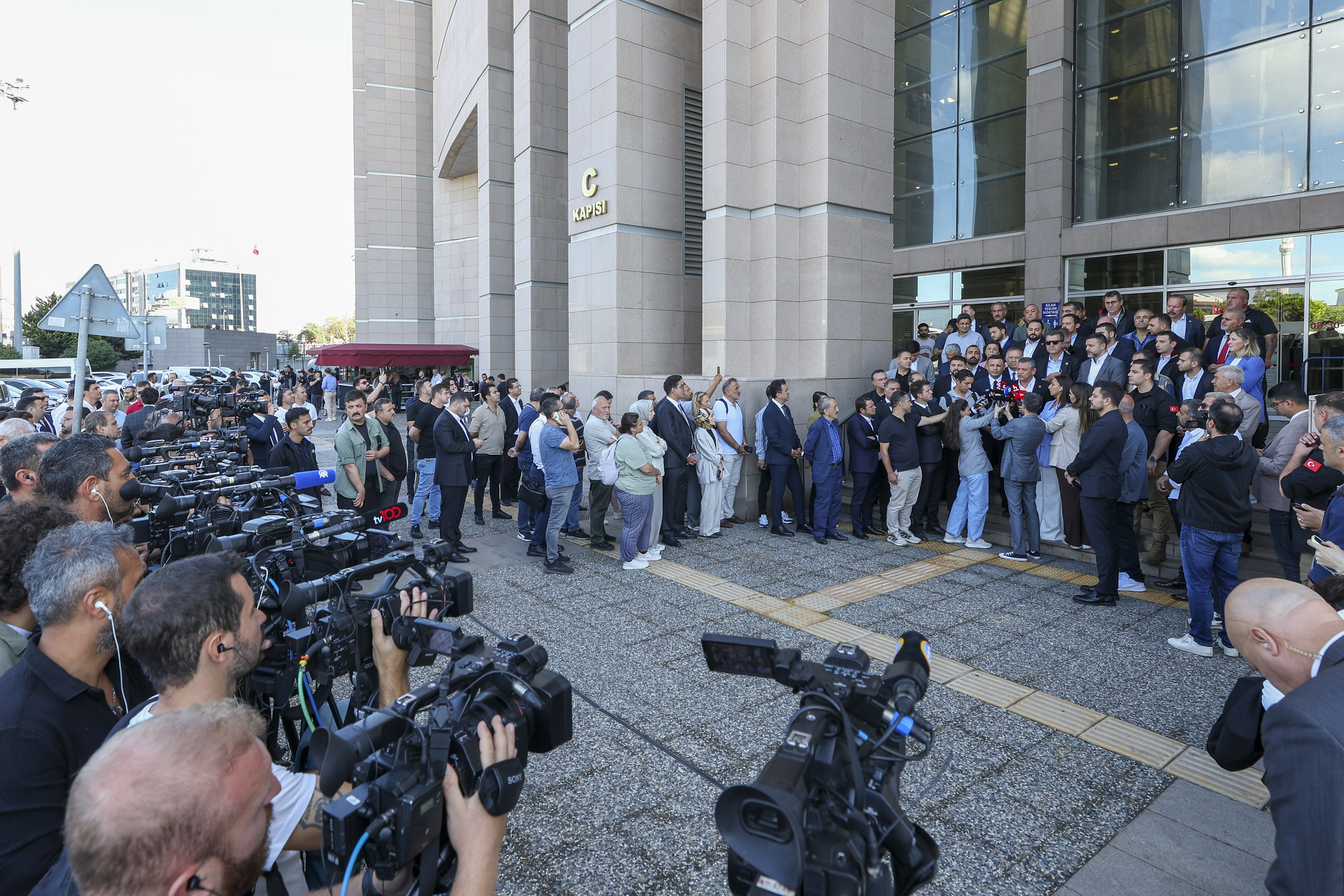 Özgür Özel’den Erdoğan’a ‘Hodri Meydan’: “Trump’a ayarı ver, Havaalanında karşılayayım”