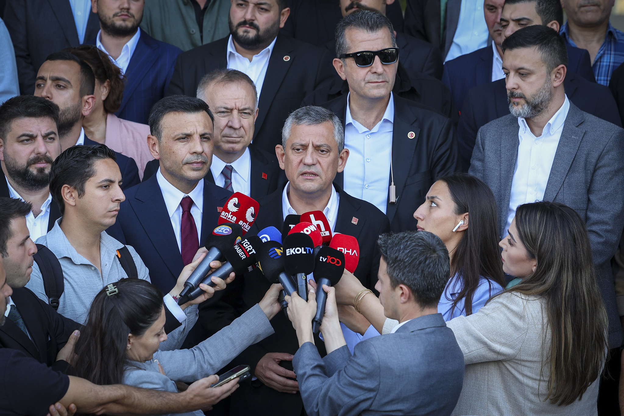 Özgür Özel, İl Başkanı Çelik’in duruşmasından seslendi: “Yargılanan aslında muhalefet etmektir”