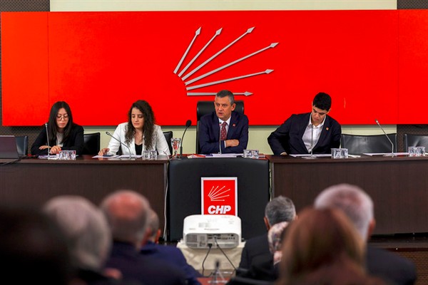 CHP’de Gündem yoğun: Parti meclisi Özgür Özel başkanlığında toplandı