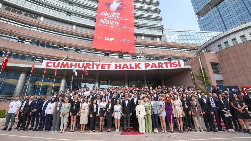 CHP Lideri Özgür Özel, Genel Merkez’de gençlerle buluştu