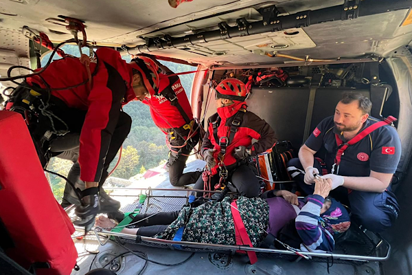 Rize’de nefes kesen operasyon: Yaylada Mahsur Kalan Hasta Helikopterle Kurtarıldı