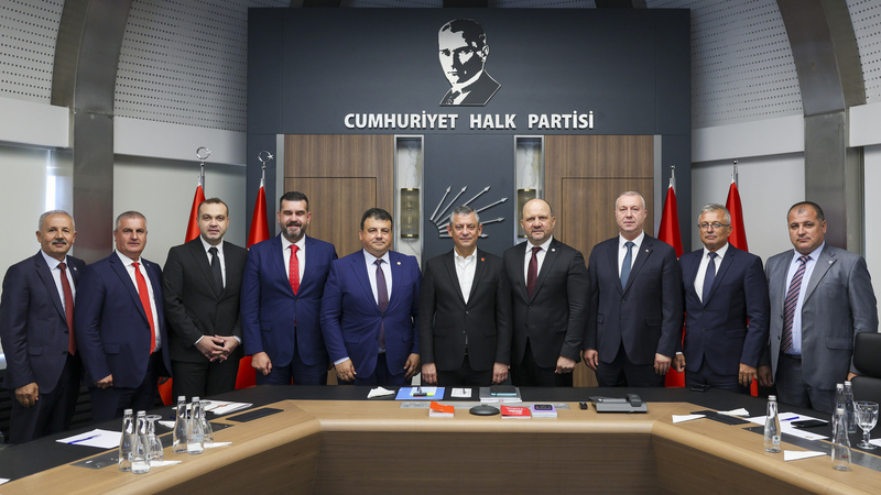 CHP Lideri Özel, Balkan Türkleri Federasyonu heyetini kabul etti