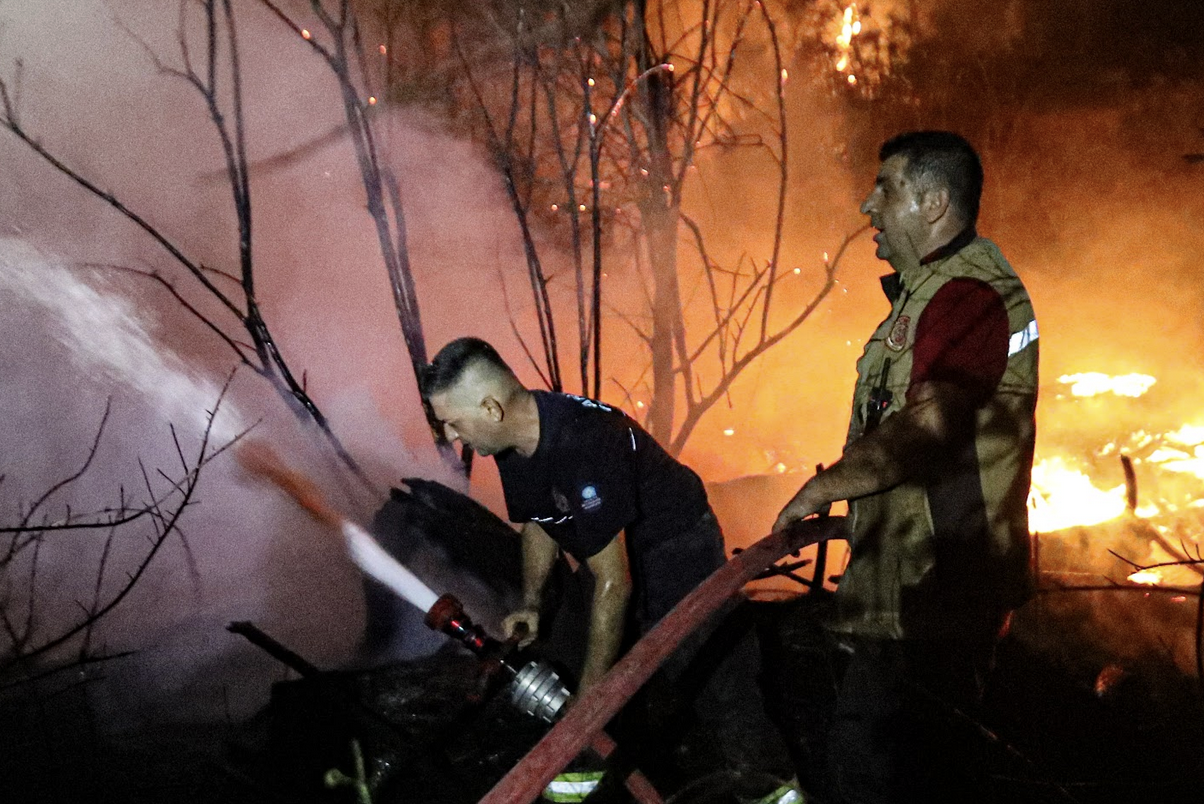 Antalya üç ilçede alevlerle boğuştu: Çok sayıda mahallede yangın paniği yaşandı