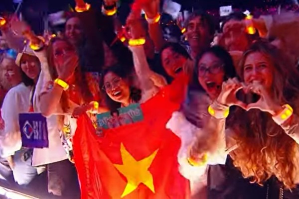 İlk Intervision şarkı yarışmasının kazananı Vietnam temsilcisi oldu