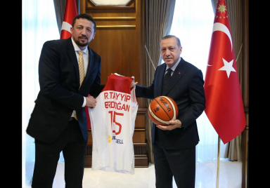 Cumhurbaşkanı Erdoğan’dan TBF Başkanı Türkoğlu’na tebrik telefonu