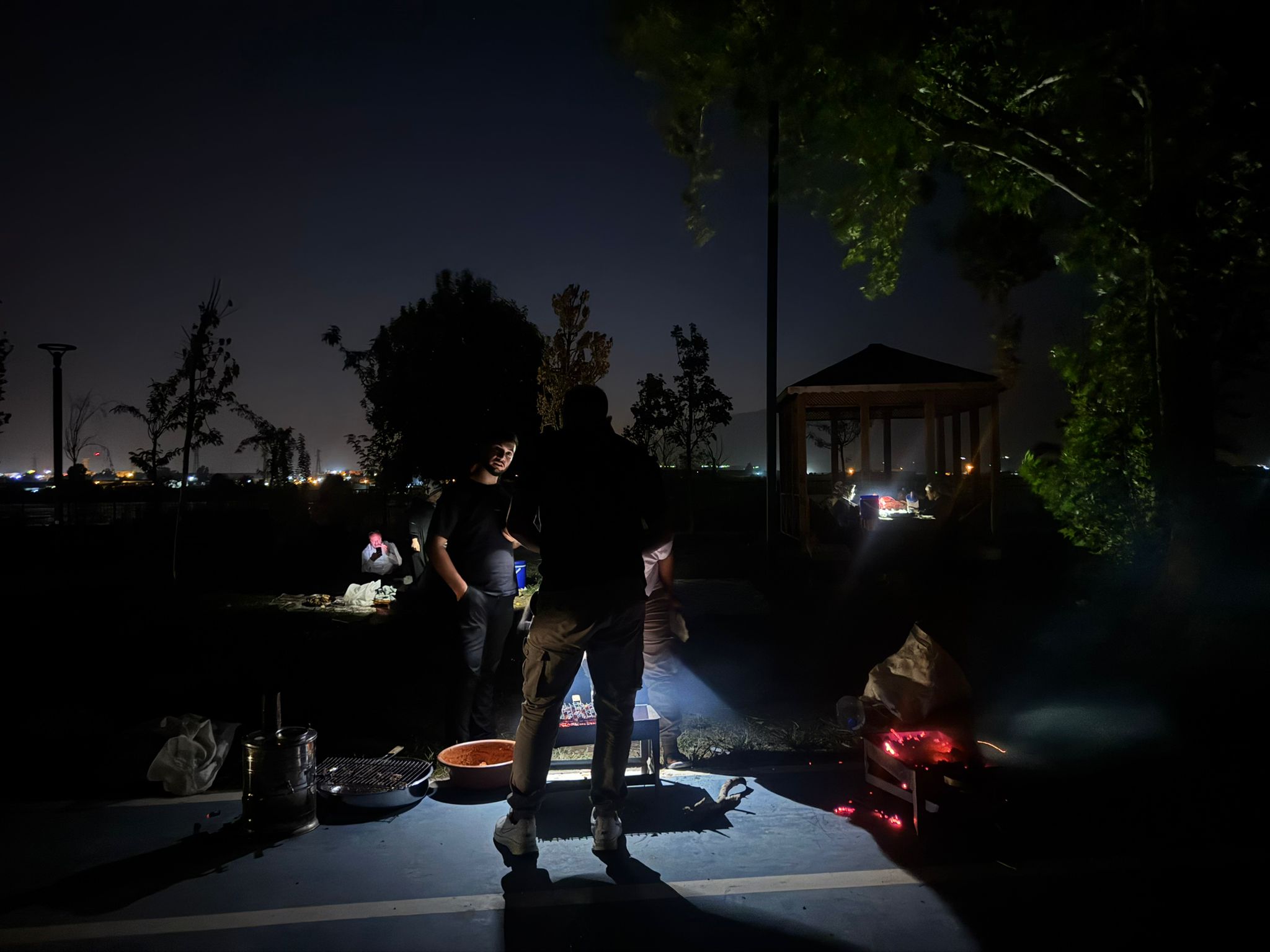 Birecik sahili zifiri karanlık: Aileler tepkili, “Güvenlik riski altında piknik yapıyoruz”