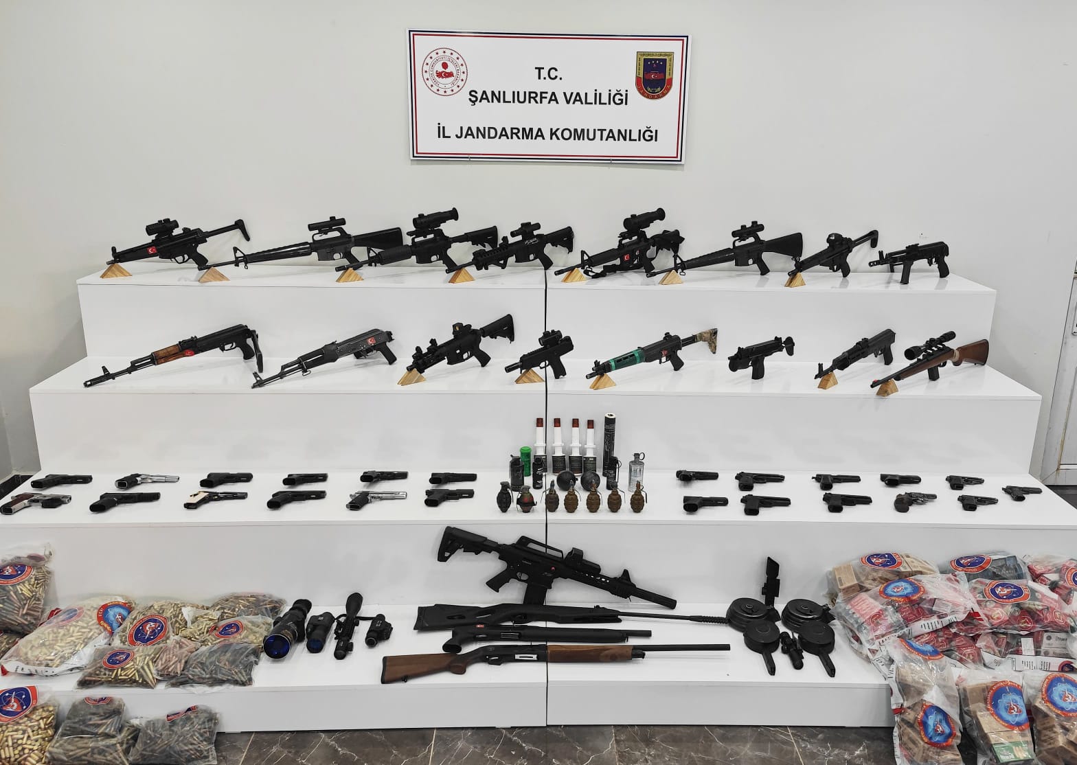 Şanlıurfa’da nefes kesen operasyon: Bir evden cephanelik çıktı, 2 gözaltı
