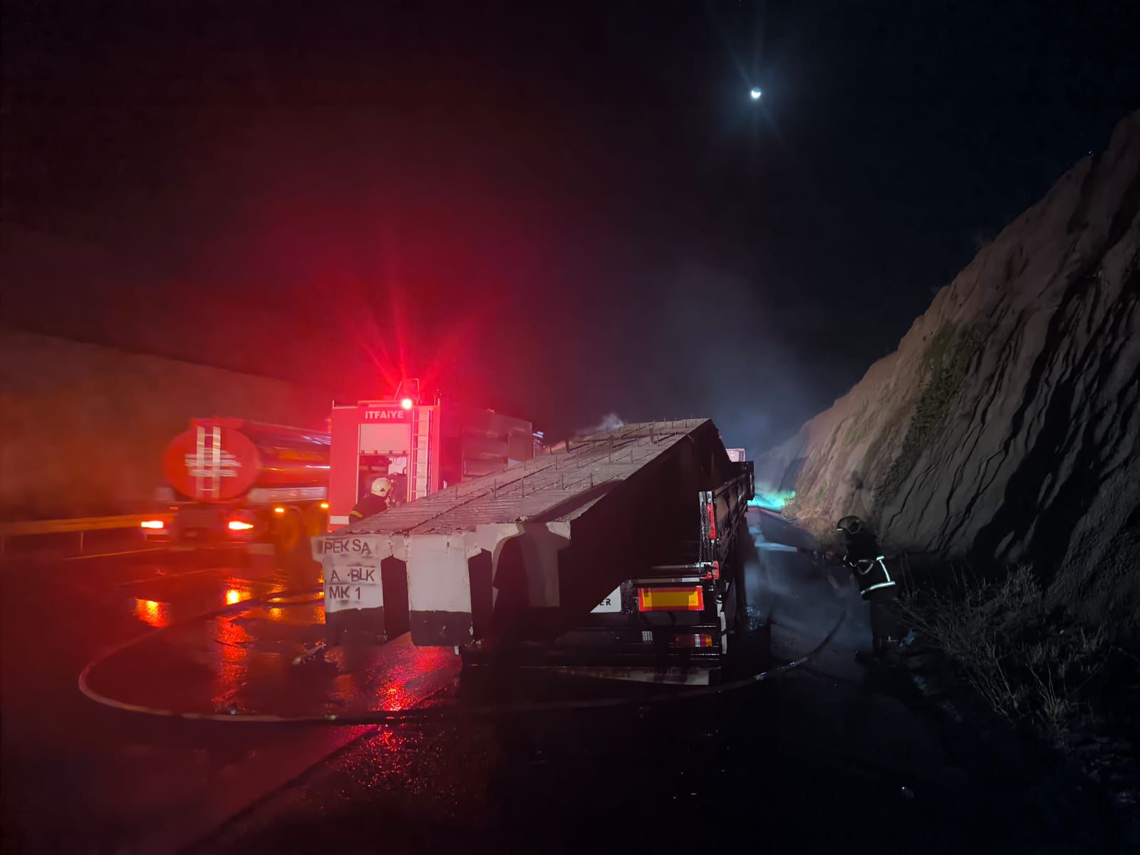 Şanlıurfa otoyolunda kamyon alev alev yandı