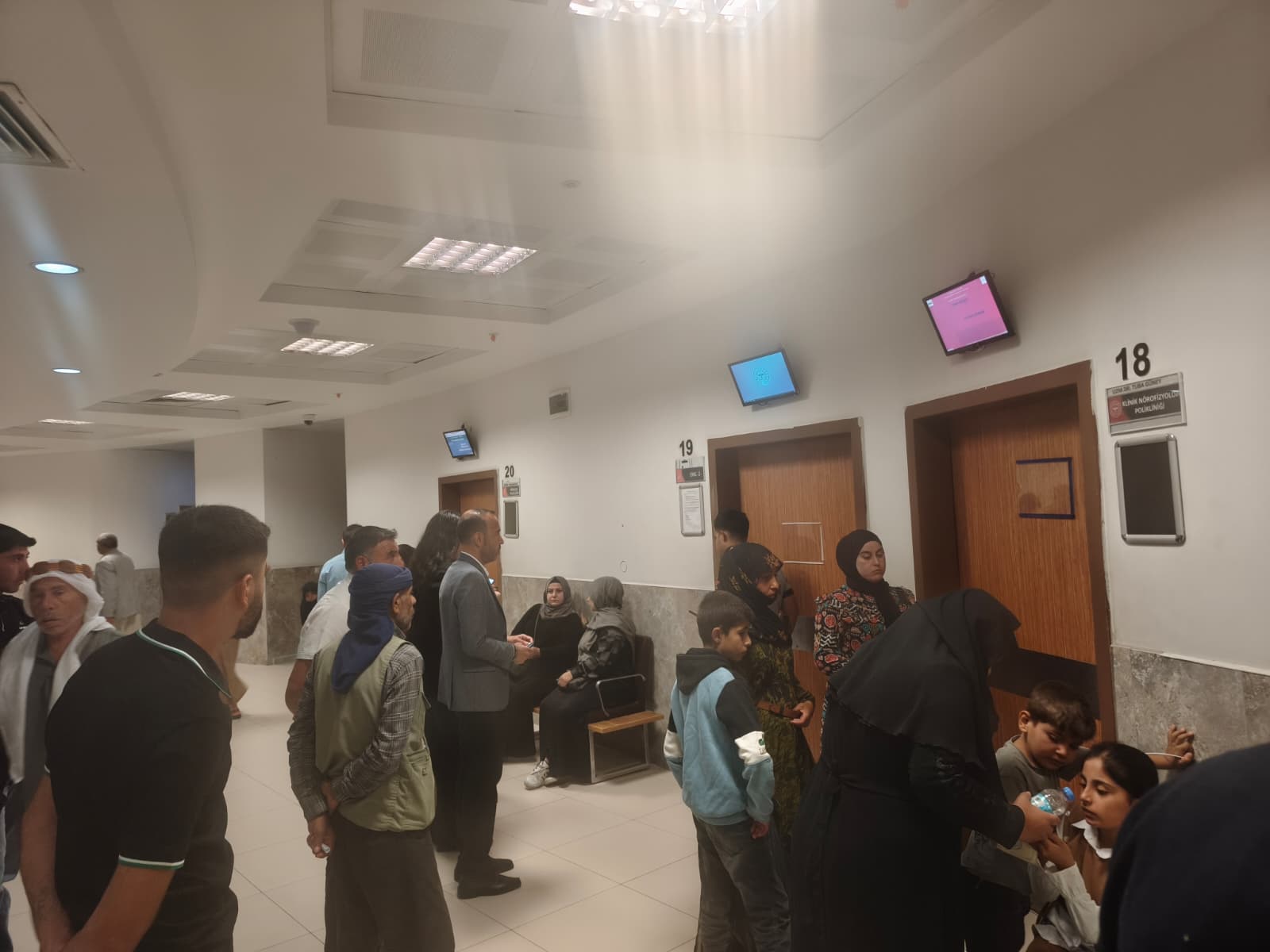 Şanlıurfa Milletvekili Ferit Şenyaşar, Hastanede sıraya girdi, Vatandaştan takdir topladı