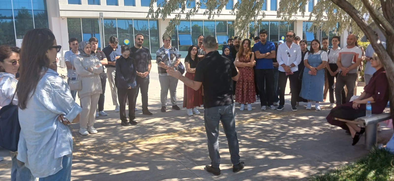 Harran Üniversitesi’nde derslik krizi: Güzel sanatlar öğrencileri yeni eğitim yılına bahçede ‘merhaba’ dedi