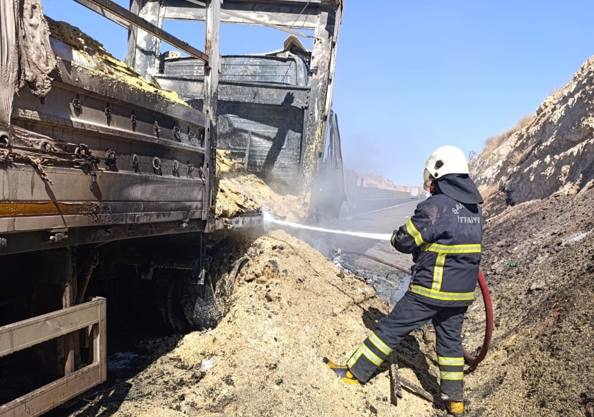 Şanlıurfa-Birecik otoyolunda TIR alev alev yandı