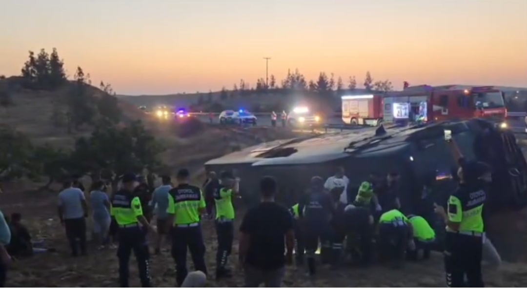 Şanlıurfa’da feci kaza: Yolcu otobüsü şarampole devrildi, 3’ü ağır 27 yaralı