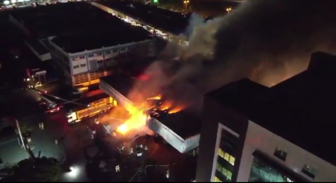 Başakşehir’deki sanayi sitesinde büyük yangın: İBB ekipleri seferber oldu