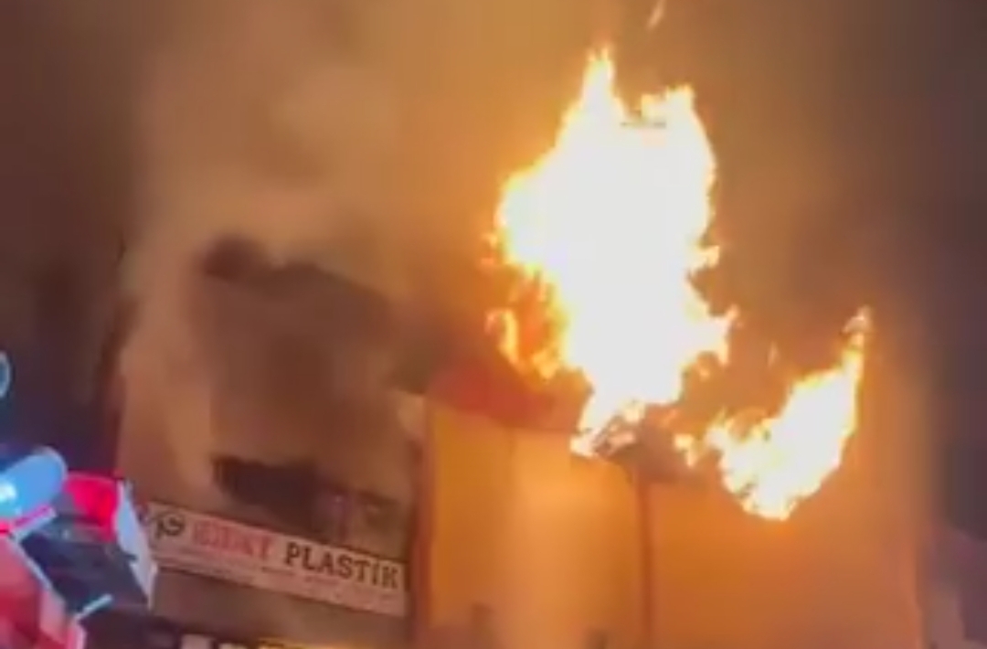 Başakşehir’de sanayi sitesinde korkutan yangın