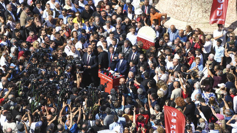 Özgür Özel’den tarihi uyarı: “Bu partiye zarar vermek isteyen kardeşim olsa affetmem!”