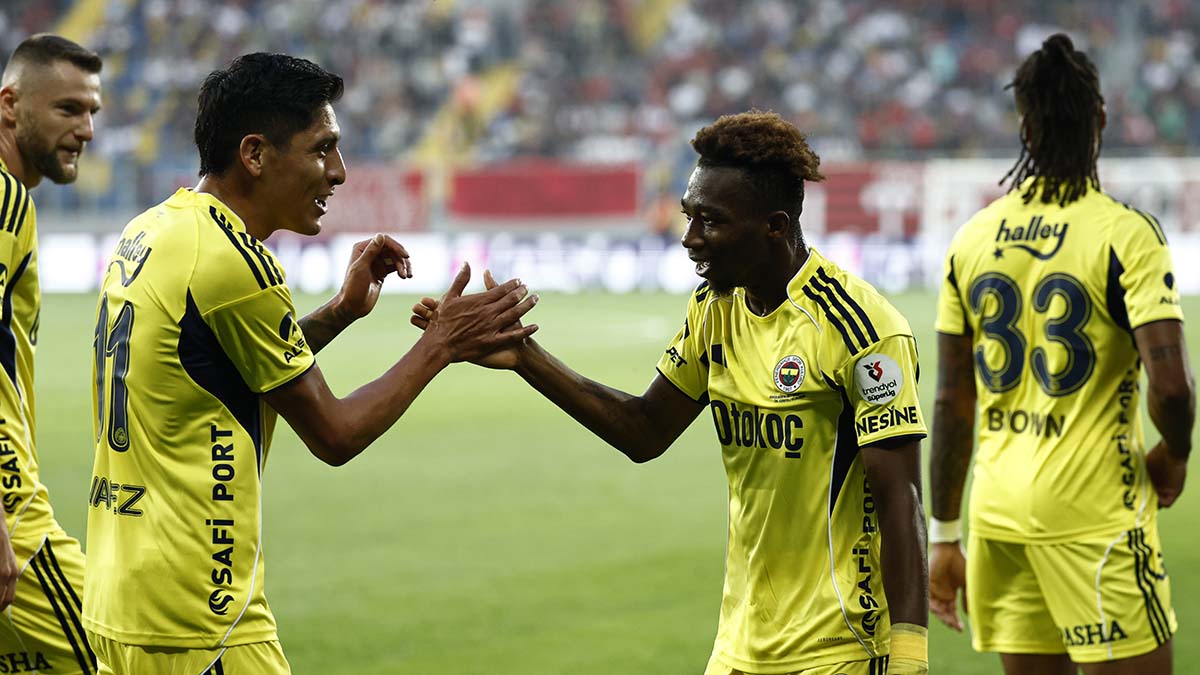 Fenerbahçeli futbolculardan galibiyet sonrası mesaj: “Aslolan Fenerbahçe’dir, Hiçbir zaman vazgeçmez”