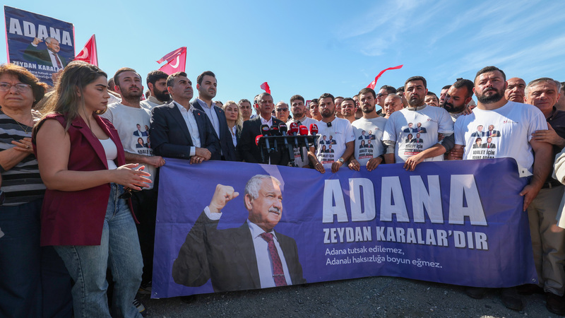 Özgür Özel Silivri’den seslendi: “Onlar buraya ağlamaya değil, Tarihe geçmeye geldiler”