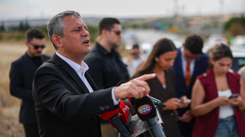 Özgür Özel: “Bayrampaşa Başkanını operasyondan 24 saat önce arayıp ‘AK Parti’ye katılmazsan alınırsın’ dediler”