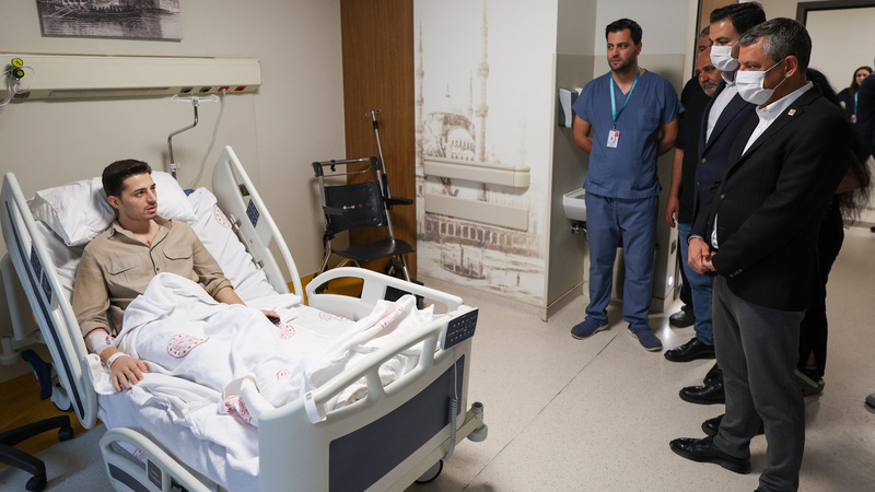 CHP Lideri Özgür Özel’den Saldırıya uğrayan Fırat Baran Önder’e ziyaret