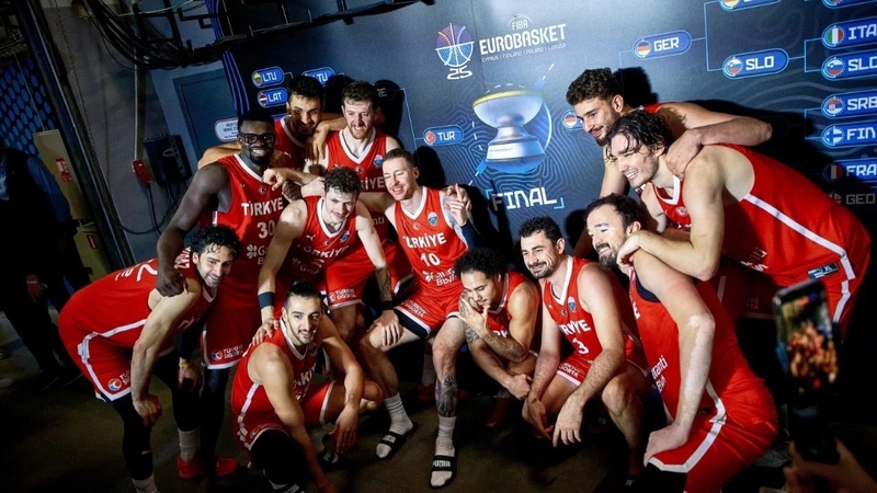 CHP Lideri Özgür Özel’den Gümüş Madalyalı 12 Dev Adam’a kutlama: “Gururumuzsunuz!”