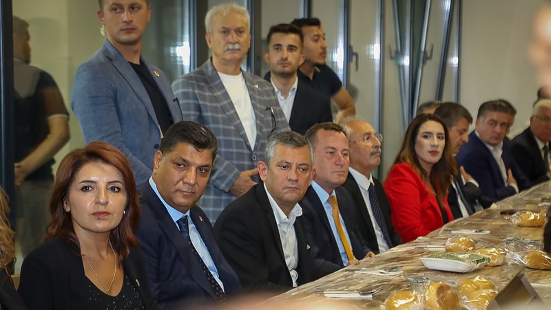 CHP Lideri Özgür Özel, Acı Gününde Reisoğlu ailesini yalnız bırakmadı
